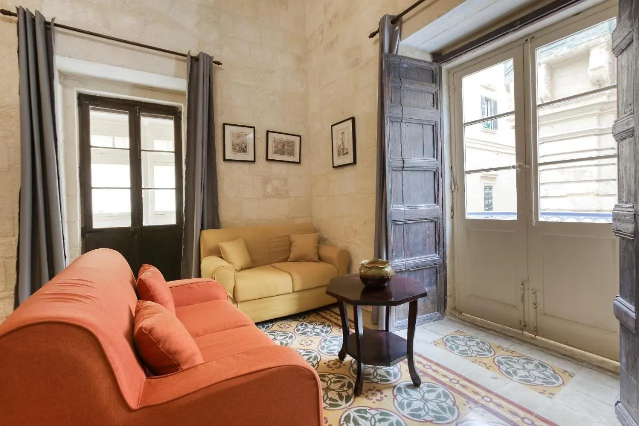 Vlt214- Valletta 2 Bedroom Townhouse 0*,  Malta