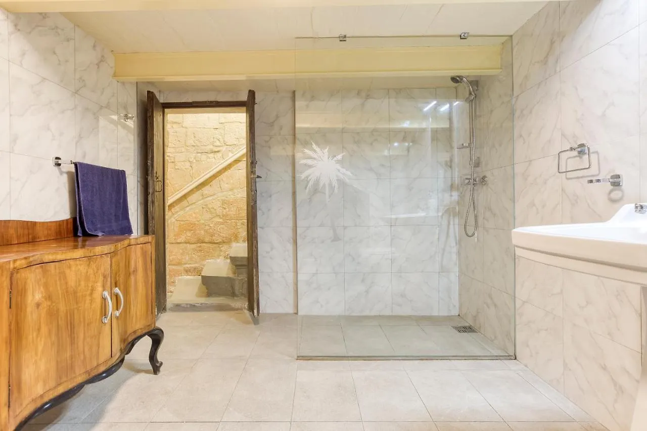 Vlt214- Valletta 2 Bedroom Townhouse 0*,  Malta