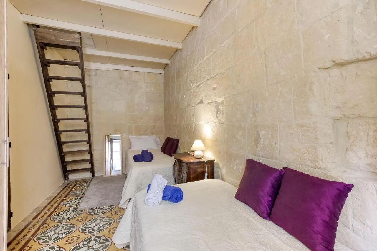 Vlt214- Valletta 2 Bedroom Townhouse Malta