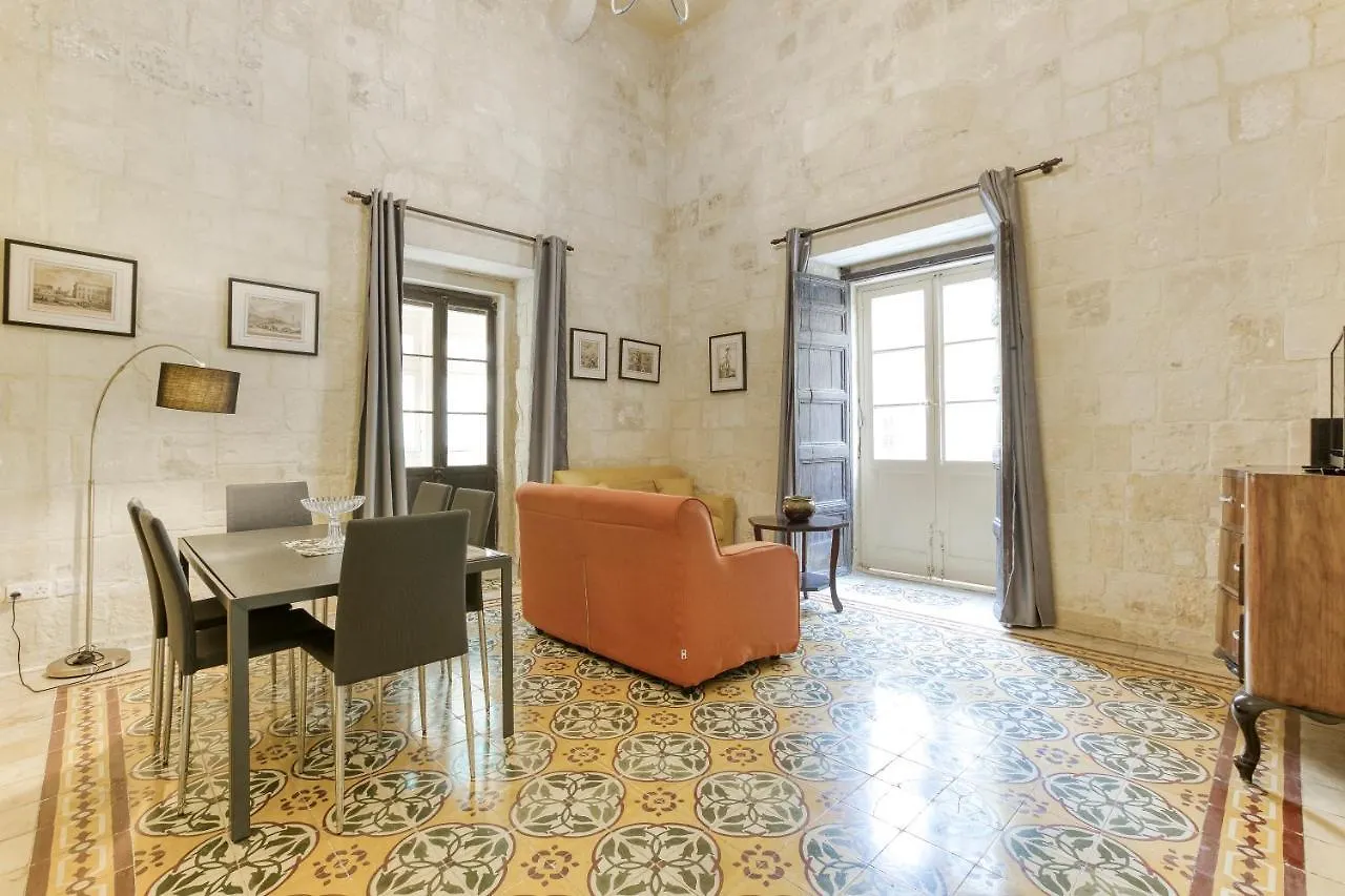 Vlt214- Valletta 2 Bedroom Townhouse 0*,  Malta